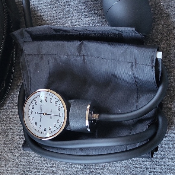 Medical Sphygmomanometer with Carrying Case black - Picture 2 of 4